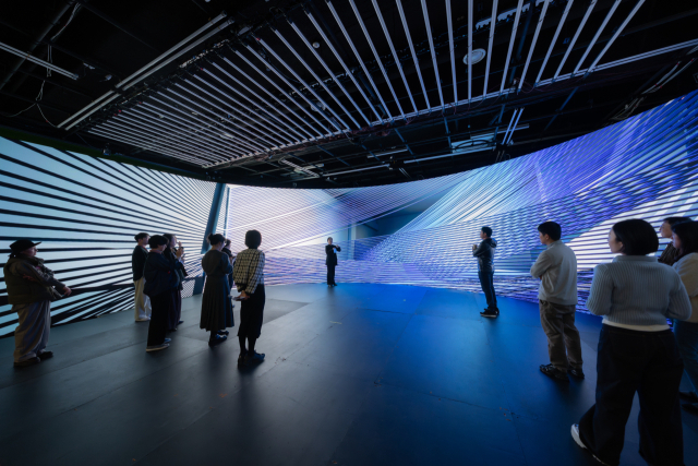 손몽주 작가가 설명하는 화면을 참석자들이 선 채 지켜보고 있다. 손창안 작가 제공