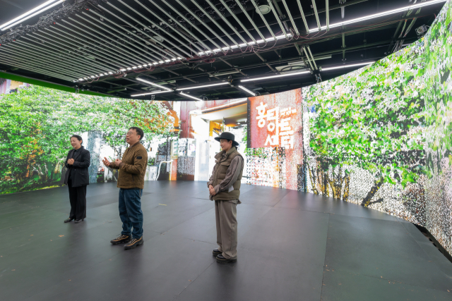 왼쪽부터 손몽주 작가, 이동재 작가, 김문정 작가. 손창안 작가 제공