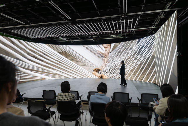 손몽주 작가가 홍티아트센터에서 개최한 '표류로' 전시를 설명하고 있다. 손창안 작가 제공