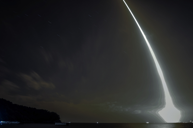 한국형 발사체 누리호가 27일 새벽 전남 고흥군 나로우주센터에서 발사되고 있다. 이번 누리호 4차 발사에는 무게 516㎏ 주탑재 위성 '차세대중형위성 3호'와 부탑재 위성 12기 등 총 13기 위성이 실렸다. 연합뉴스