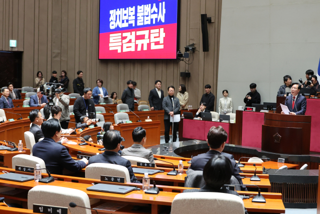 국민의힘 송언석 원내대표가 27일 서울 여의도 국회에서 열린 의원총회에서 특검 수사를 규탄하는 발언하고 있다. 이날 국회 본회의에서는 계엄 해제 의결을 방해한 혐의로 내란 특별검사팀에 의해 구속영장이 청구된 추경호 의원에 대한 체포동의 요구서(체포동의안)를 표결한다. 연합뉴스