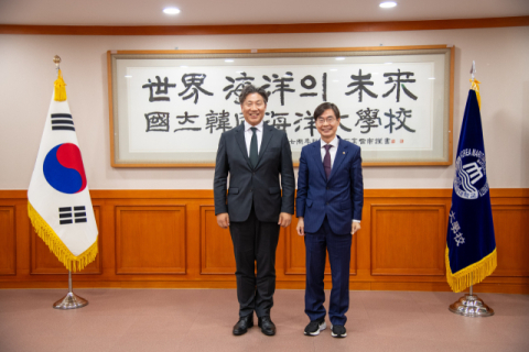 국립한국해양대학교 류동근 총장(왼쪽)과 조경태 국회의원이 기념사진을 촬영하고 있다.