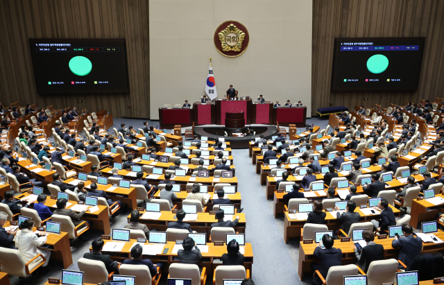 27일 국회 본회의에서 국민연금법 일부개정법률안이 통과되고 있다. 연합뉴스