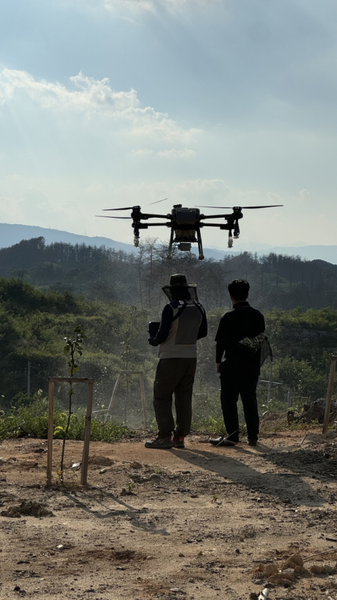 드론을 이용해 이끼 포자를 뿌리고 있다. ‘코드 오브 네이처’ 제공