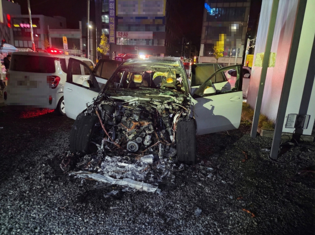 28일 울산 남구 달동 차량 화재 현장. 앞 범퍼에서 시작된 것으로 추정되는 불로 차량이 형체를 알아볼 수 없을 정도로 훼손됐다. 울산소방본부 제공