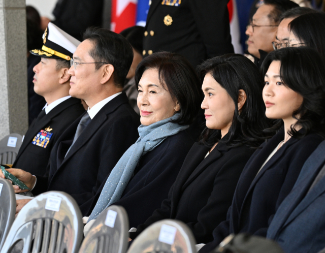 이재용 삼성전자 회장과 홍라희 리움미술관 명예관장, 이서현 삼성물산 사장이 28일 경남 창원시 진해구 해군사관학교에서 열린 '제139기 해군사관후보생 임관식'에 참석해 있다. 연합뉴스