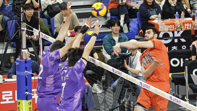 OK읏맨 디미트로프가 30일 부산 강서체육관에서 열린 2025-2026 프로배구 V리그 우리카드전에서 강타를 터뜨리고 있다. OK읏맨 제공