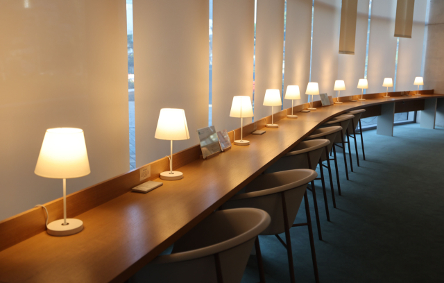 부산 동구 협성마리나G7 1층 북두칠성 도서관 내부 창가에 마련된 간이 열람석. 이재찬 기자 chan@