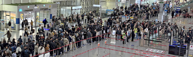 지난달 28일 오전 부산 강서구 김해국제공항 국제선 청사 2층 모습. 출국 수속을 위한 대기 줄이 긴 꼬리를 물고 이어졌다.