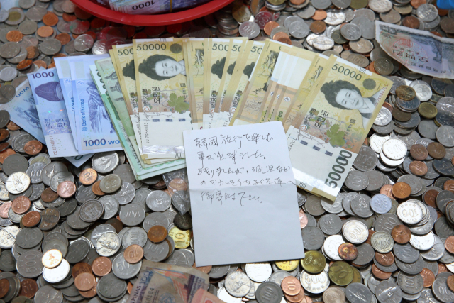 대한적십자사 부산지사는 김해국제공항에 설치됐던 모금함에서 현금 약 110만 원 상당의 지폐 다발과 일본 여행객이 남긴 것으로 추정되는 손편지가 발견됐다고 1일 밝혔다. 대한적십자사 부산지사 제공