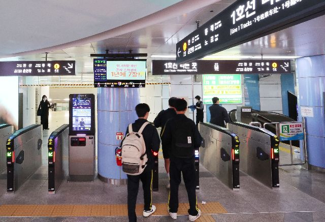 1일 부산교통공사는 이날 ‘부산도시철도’ 모바일 앱에 신용카드 결제 서비스를 정식 출시했다고 밝혔다. 사진은 지난 5월 승객들이 부산 도시철도 1호선을 이용하는 모습. 부산일보DB