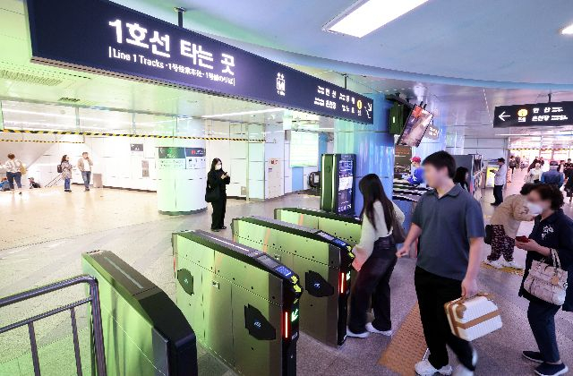 1일 부산교통공사는 이날 ‘부산도시철도’ 모바일 앱에 신용카드 결제 서비스를 정식 출시했다고 밝혔다. 사진은 지난 5월 승객들이 부산 도시철도 1호선을 이용하는 모습. 부산일보DB