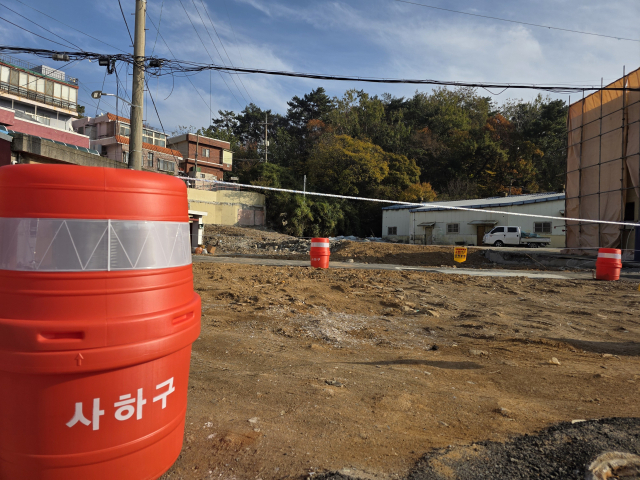 부산 사하구 감천항과 다대포항을 잇는 해안도로 공사가 10년 넘게 제자리 걸음하고 있다. 사진은 사하구 다대동 다대포항 인근 주택가가 철거된 모습. 김재량 기자 ryang@