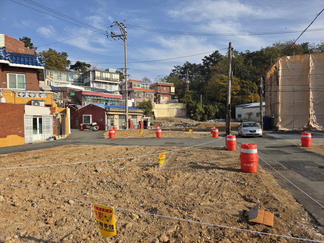 부산 사하구 감천항과 다대포항을 잇는 해안도로 공사가 10년 넘게 제자리걸음을 하고 있다. 사진은 사하구 다대동 다대포항 인근 주택가가 철거된 모습. 김재량 기자 ryang@