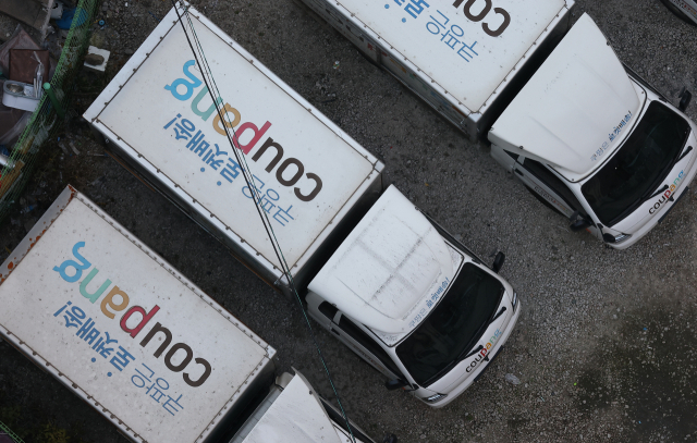 서울 시내 한 쿠팡 물류센터 인근에 차량이 주차돼 있다. 연합뉴스