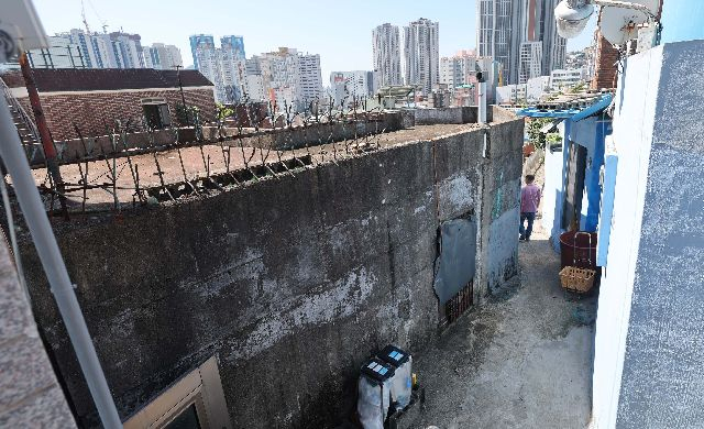 빈집 문제로 골머리를 앓고 있는 부산 중구에서 체계적인 빈집 정비를 위한 기금이 조성된다. 사진은 지난해 9월 부산 원도심 주택가에 방치된 빈집들의 모습. 부산일보DB