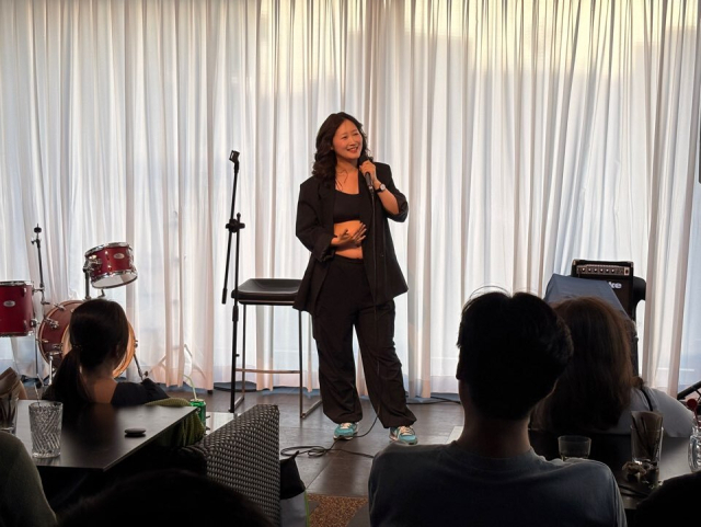 부산 출신 임산부 코미디언 강안리가 6일 부산 수영구 어댑터씨어터 1관에서 스탠드업 코미디 공연을 펼친다. 강안리 제공