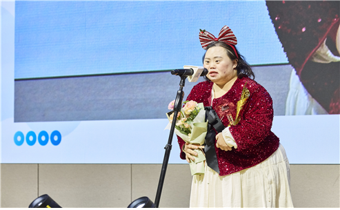 동행부문 수상자인 발달장애 화가 정은혜 씨가 수상 소감을 전하는 모습. BCM제공