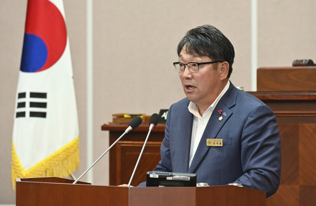 거제시의회는 1일 열린 제259회 제2차 정례회 제1차 본회의에서 더불어민주당 안석봉 의원이 대표 발의한 ‘낙동강 해양쓰레기 정부 대책 수립 및 공동 대응 촉구 결의안’을 재석 의원 만장일치로 채택했다. 안 의원이 제안 설명을 하고 있다. 사무국 제공