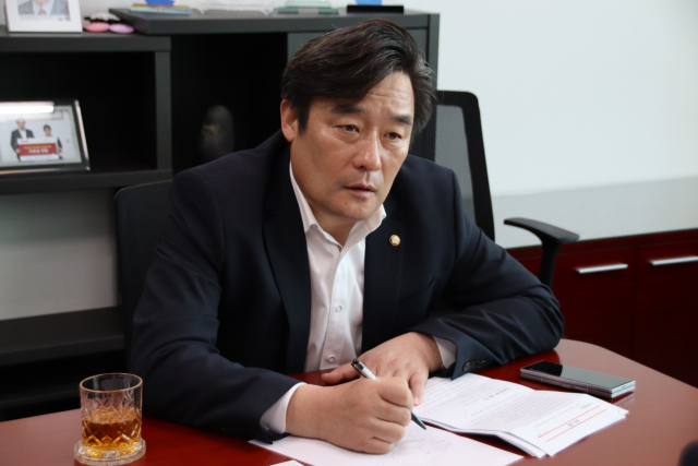 국민의힘 정동만 부산시당위원장이 6·3 지방선거를 6개월 앞둔 7일 <부산일보>와 만나 “모든 부산시민으로부터 선택받을 수 있도록 낮은 자세로 절박한 마음을 갖고 뛰겠다”고 밝혔다. 정 위원장 제공