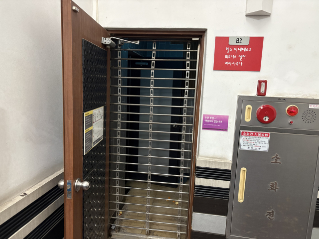 부산 북구 화명동의 한 스포츠센터가 돌연 잠적하면서 센터 회원들의 혼란과 피해가 가중되고 있다. 2일 오후 폐쇄된 센터 출입문 모습. 김준현 기자 joon@