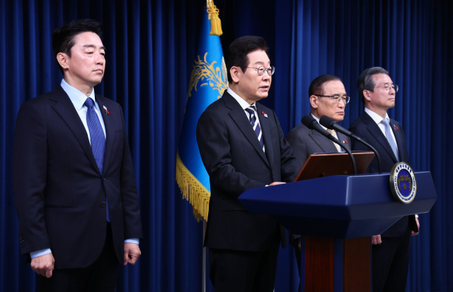 이재명 대통령이 12·3 비상계엄 사태 1주년인 3일 용산 대통령실에서 '빛의 혁명 1주년 대국민 특별성명'을 발표하고 있다. 왼쪽부터 강훈식 대통령비서실장, 이 대통령, 위성락 국가안보실장, 김용범 정책실장. 연합뉴스
