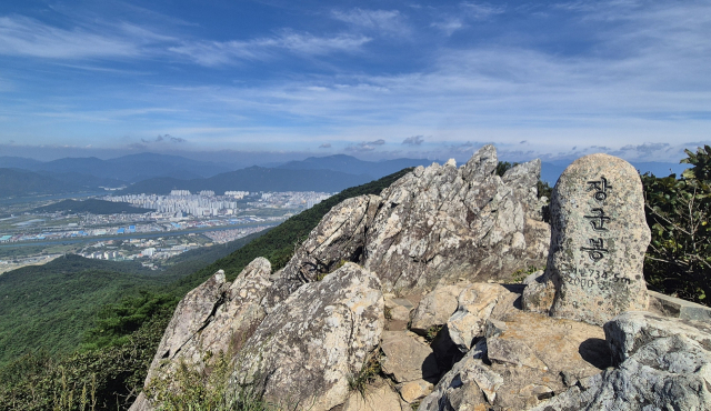 국립공원 금정산 양산지역에 있는 장군봉에서 바라본 양산시 전경.