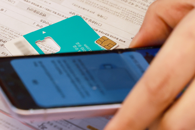 KT플라자 여의도역점에서 직원이 유심 교체 상담을 하는 모습. 연합뉴스