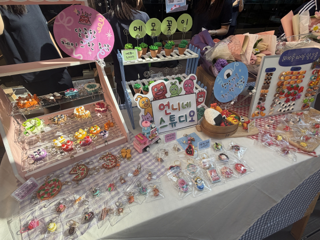 3일 대한적십자사 부산지사에 따르면 부산여자상업고등학교 학생들이 학교 축제에서 창업 동아리 부스를 운영하며 번 수익금인 139만 5000원을 기부했다. 부산여상 제공