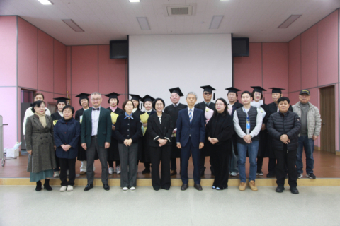 정관노인복지관에서 정관청춘대학 4기’ 수료생들이 단체사진을 찍고 있다