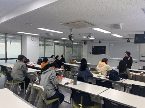 본교 604호 강의실에서 권소연 강사가 학부모를 대상으로 「나의 미래와 자녀의 진로 알아보기」 특강을 진행하고 있다.