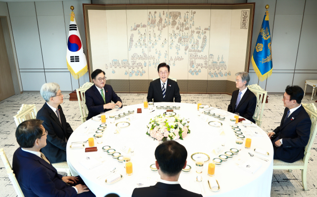 이재명 대통령이 3일 용산 대통령실에서 열린 5부 요인 초청 오찬 간담회에서 발언하고 있다. 가운데를 기준으로 시계방향으로 이재명 대통령, 조희대 대법원장, 김민석 국무총리, 이규연 홍보소통수석, 노태악 중앙선거관리위원장, 김상환 헌법재판소장, 우원식 국회의장. 연합뉴스