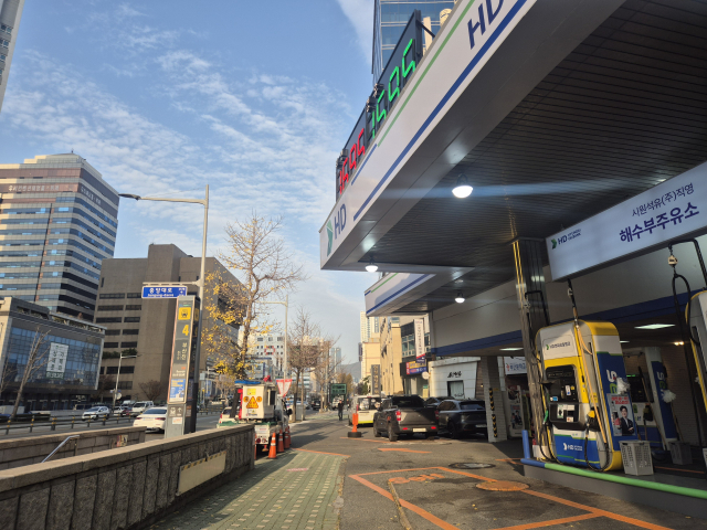 해양수산부 임시 청사 부산 동구 이전을 앞두고 청사 인근 부산도시철도 1호선 부산진역의 부기 역명이 ‘해양수산부·동구청’으로 변경됐고, 한 주유소는 상호를 ‘해수부주유소’로 바꿨다. 사진은 지난 2일 부산진역 역명이 적힌 기둥식 표지판과 동구 수정동의 해당 주유소. 김동우 기자 friend@