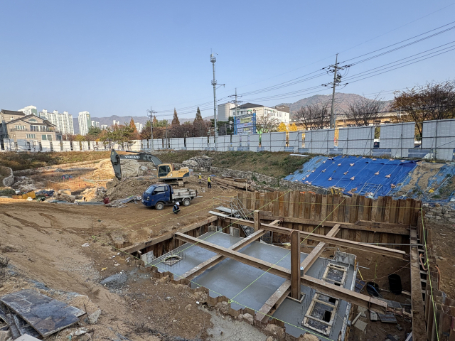 경남 김해시는 지난해 중단된 구산동 지석묘 정비사업을 올해 8월 재개했다. 이곳에는 역사공원이 조성돼 내년 초 문을 열 예정이다.