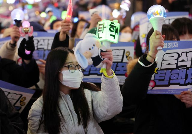 지난해 부산 부산진구 서면 쥬디스태화백화점 일원에서 열린 윤석열 탄핵 촉구 행사에 응원봉을 들고 온 시민 모습. 부산일보DB