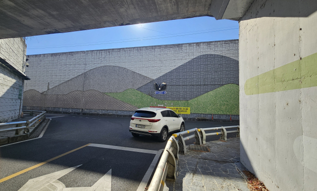 양산시가 증산지하차도를 활용해 황산공원 진입도로 개설을 추진하면서 철거해야할 낙동강 차수벽 전경. 김태권 기자