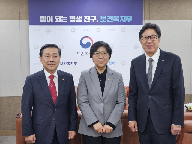 박형준 부산시장(맨 오른쪽)과 국민의힘 백종헌(맨 오른쪽) 의원은 올해 10월 10일 정부세종청사에서 정은경 보건복지부 장관을 만나 침례병원 공공병원화 문제를 논의했다. 백종헌 의원실 제공