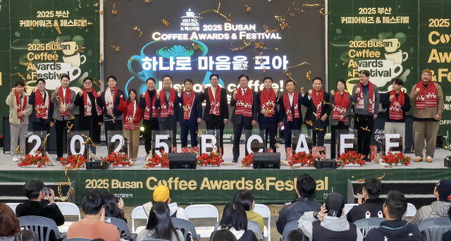 2025 부산 커피어워즈＆페스티벌이 열린 4일 부산 벡스코 제1전시장에서 참석 내빈들이 개막 퍼포먼스를 마치고 기념촬영을 하고 있다. 김종진 기자 kjj1761@