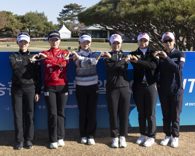 ‘2025 백송홀딩스·부산일보 채리티 매치 인 아시아드CC’ 포토콜 행사가 5일 부산 기장군 아시아드CC에서 열렸다. 왼쪽부터 배소현, 박현경, 이예원, 황유민, 최혜진, 김효주. 정대현 기자 jhyun@
