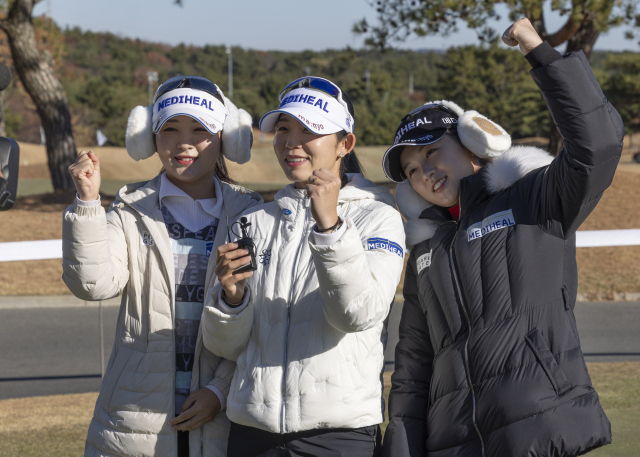 ‘2025 백송홀딩스·부산일보 채리티 매치 인 아시아드CC’ 포토콜 행사에 앞서 인터뷰 중인 이예원, 배소현, 박현경 선수. 정대현 기자 jhyun@