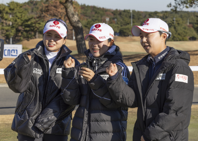 ‘2025 백송홀딩스·부산일보 채리티 매치 인 아시아드CC’ 포토콜 행사에 앞서 인터뷰 중인 최혜진, 황유민, 김효주 선수. 정대현 기자 jhyun@