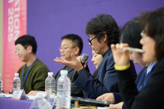 지난 4일 부산 해운대구 영상산업센터에서 열린 영상물등급위원회 포럼에서 한양대 박성복(마이크 든 이)교수가 '레이터러시' 교육 필요성을 설명하고 있다. 영상물등급위원회 제공