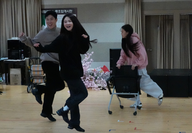 부산시립극단의 제81회 정기 공연 '모든 날, 모든 순간'이 오는 11~13일 부산문화회관 중극장에서 열린다. 부산문화회관 제공