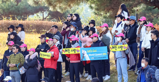 ‘2025 백송홀딩스·부산일보 채리티 매치 인 아시아드CC’ 2라운드 경기가 7일 부산 기장군 아시아드CC에서 열렸다. 최혜진 선수 팬들이 응원을 하고 있다. 김종진 기자 kjj1761@