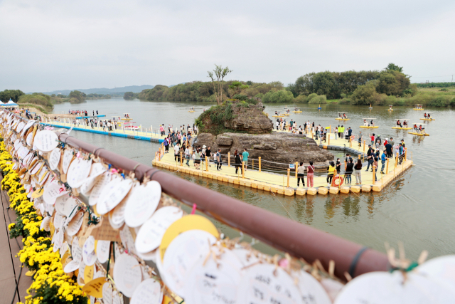 경남 의령군에서 열린 ‘리치리치페스티벌’에 방문한 시민들이 부자 기운을 느낄 수 있다는 솥바위를 둘러보고 있다. 의령군 제공