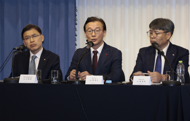 지난 5일 부산 중구 코모도호텔에서 열린 에이치라인해운·SK해운 본사 부산 이전 발표회. 왼쪽부터 서명득 에이치라인해운 사장, 전재수 행양수산부 장관, 김성익 SK해운 사장. 정대현 기자 jhyun@