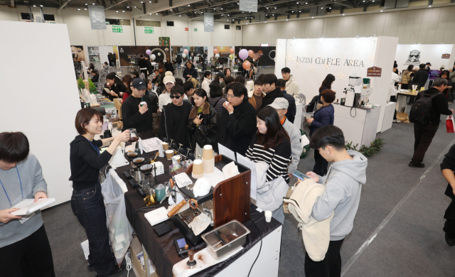 7일 부산 벡스코에서 부산시, 부산일보, 한국스페셜티커피협회 주최·주관으로 열린 ‘2025 부산 커피어워즈＆페스티벌’에서 시민들이 다양한 커피를 시음하고 있다. 이재찬 기자 chan@