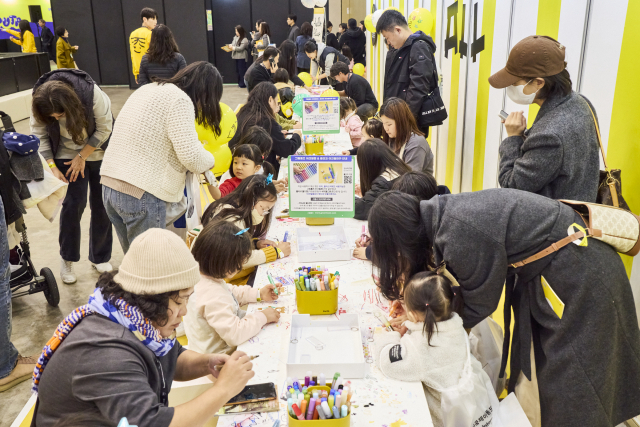 지난해 체험 프로그램에 참가한 어린이들 모습. 대한출판문화협회 제공