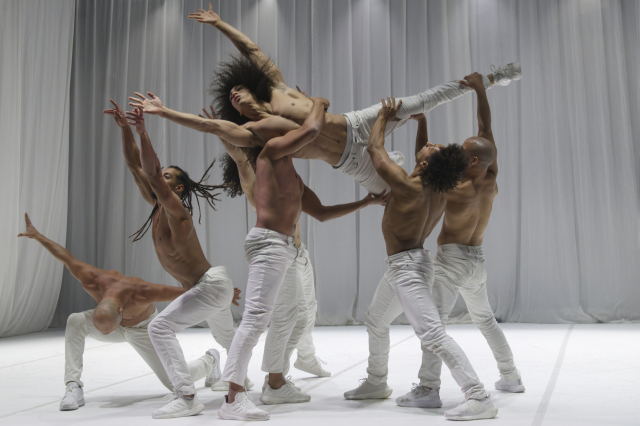 '노 매터'(No Matter) 3부작 중 'Boys Don’t Cry' 공연 모습. 2부 순서로 선보인 이 작품은 에르베 쿠비가 일곱 명의 남자 무용수로만 구성해 공연했다. 팔레 드 페스티벌(칸) 제공
