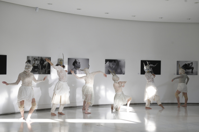 프랑스 니스의 아시아예술박물관에서 ‘장소 특정적’인 공연으로 '노 매터'(No Matter)를 선보이고 있다. 팔레 드 페스티벌(칸) 제공